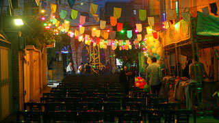 بچه‌های محله در حال تجربه‌ی یک بازی رایانه‌ای هشت نفره