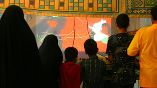 بچه‌های محله در حال تجربه‌ی یک بازی رایانه‌ای هشت نفره